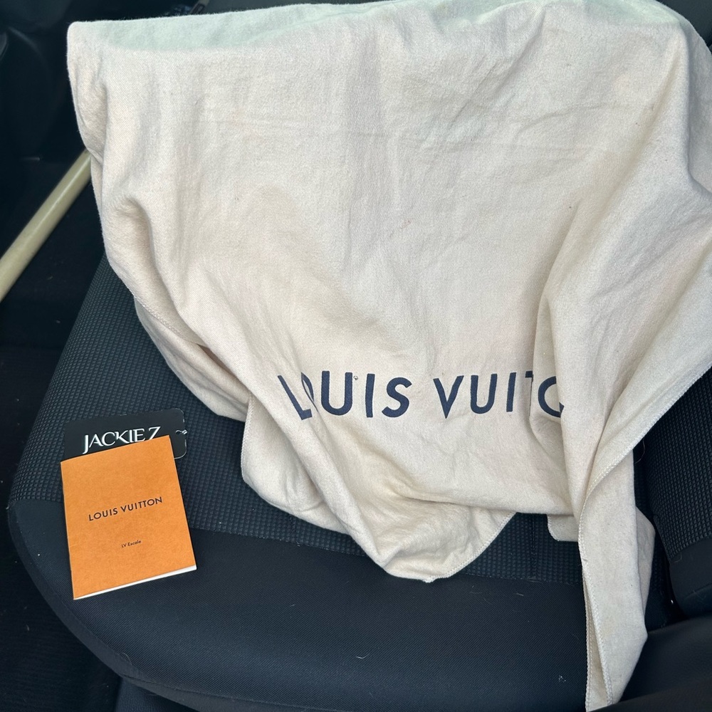 Louis Vuitton 100% authentic